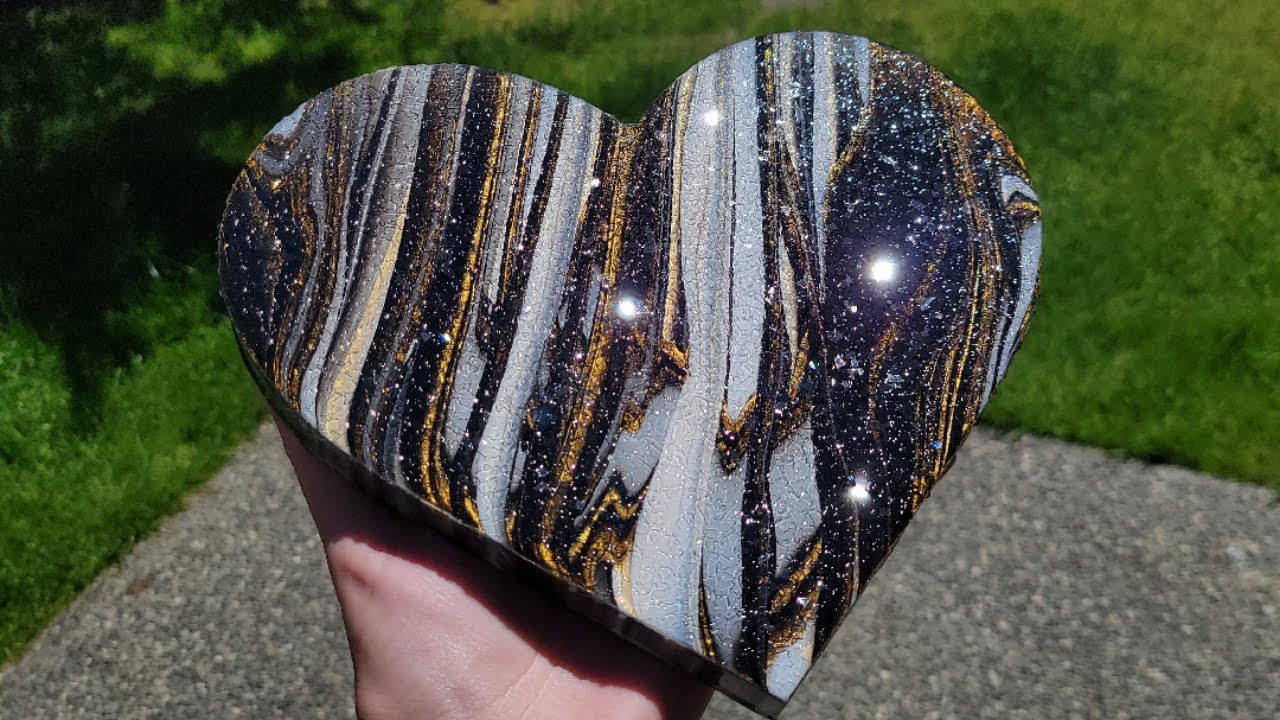 Super sparkly acrylic pouring on a wooden heart | Acrylic pouring for beginners