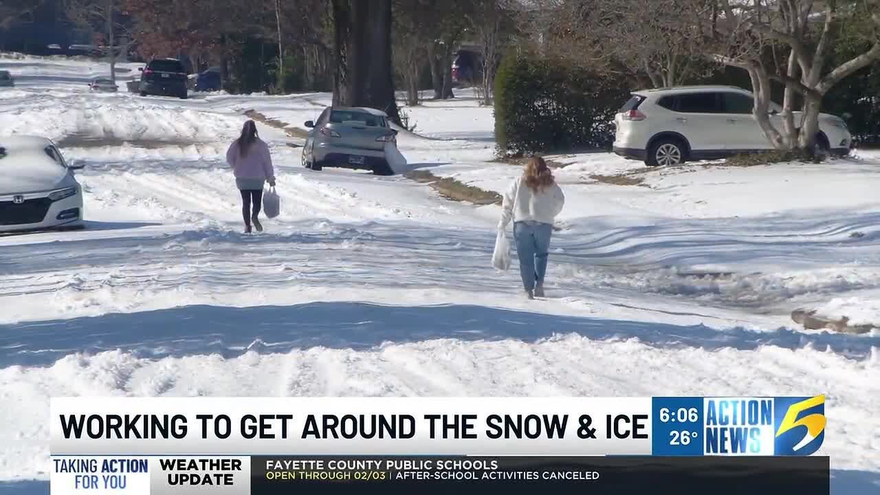 ‘Too icy to drive!’ Memphians walk blocks to grocery store, others finally shovel out driveways