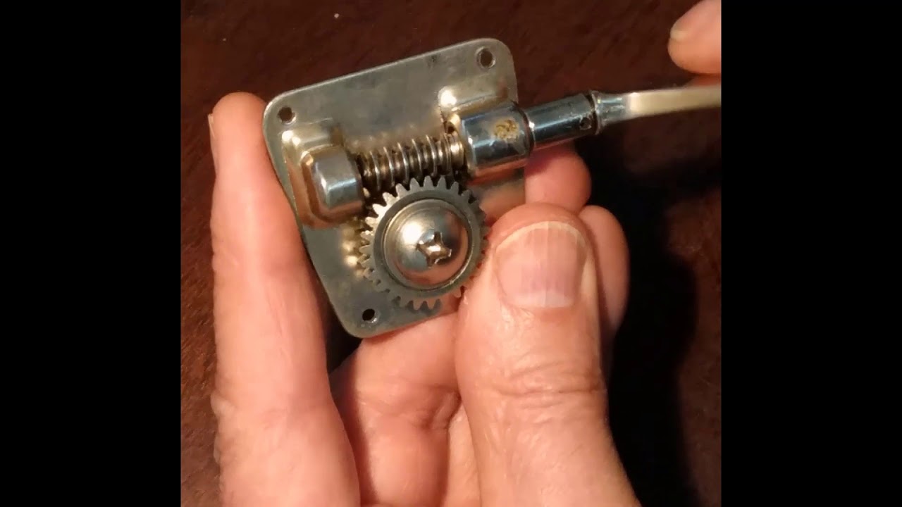 Adjusting the lash on Yamaha BB Bass Tuning Machine
