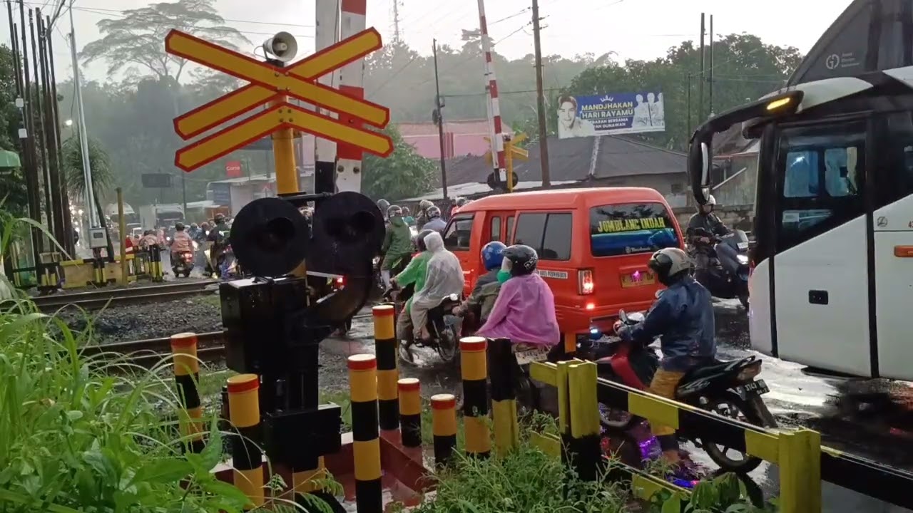 Drivers Panic, Traffic Bar Closes During Rain and Crowds | Palang Menutup Saat Hujan Dan Ramai