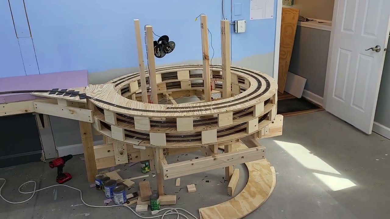 K & W HO Scale Model Railroad, Construction Update #7 - East helix reaches middle deck