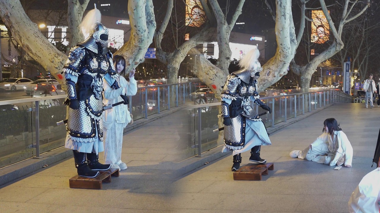 #10 中國甲胄惡作劇：這個妹子被「復活」的將軍嚇得摔倒了. #10 Chinese Armor Prank: The way she falls down is funny.