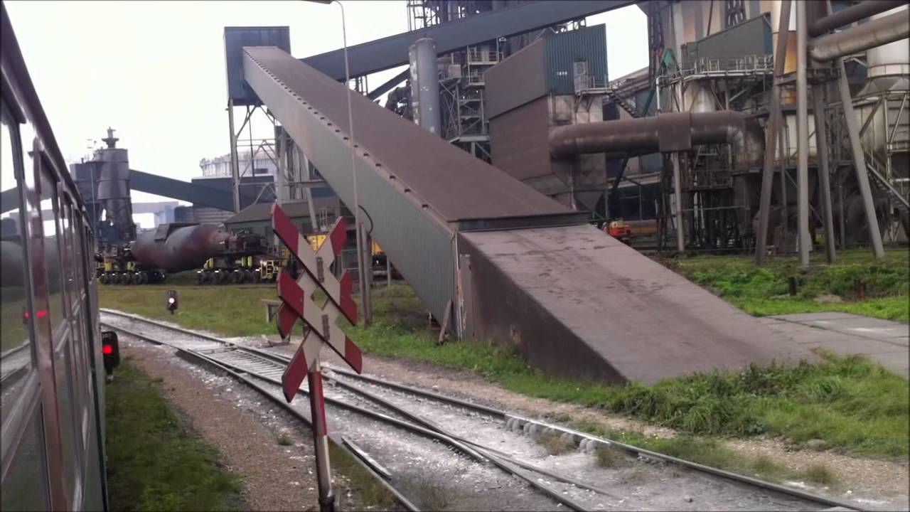 Rob Nobels met stoomtrein over het hoogovens ijmuiden.