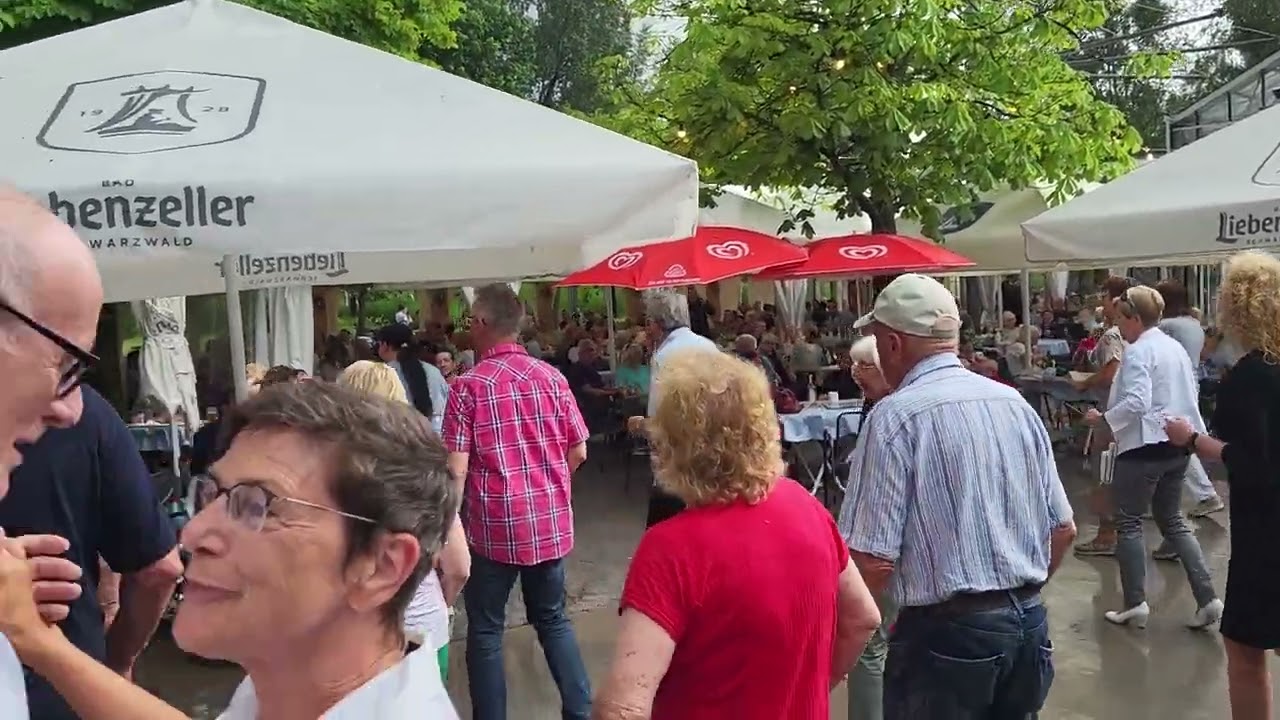Trotz Wolkenbruch geht die Party weiter mit Gaudi Harry