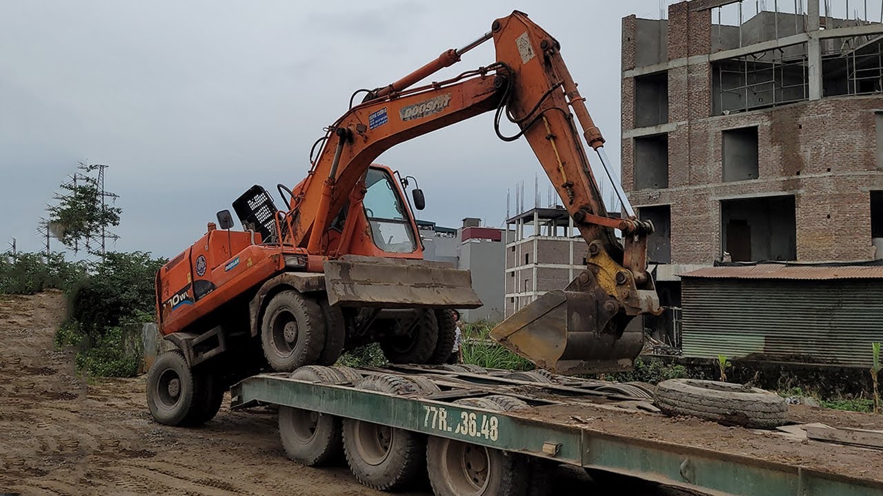 Heart Stopping And Unbelievable Of Heavy Excavator Climbing Onto Tractor Trailer