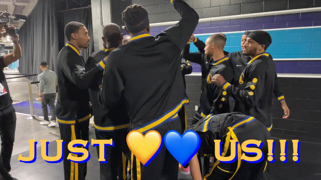 📺 Just us! Warriors pregame huddle: Looney yells for Jordan Poole to hurry up b4 Charlotte Hornetso