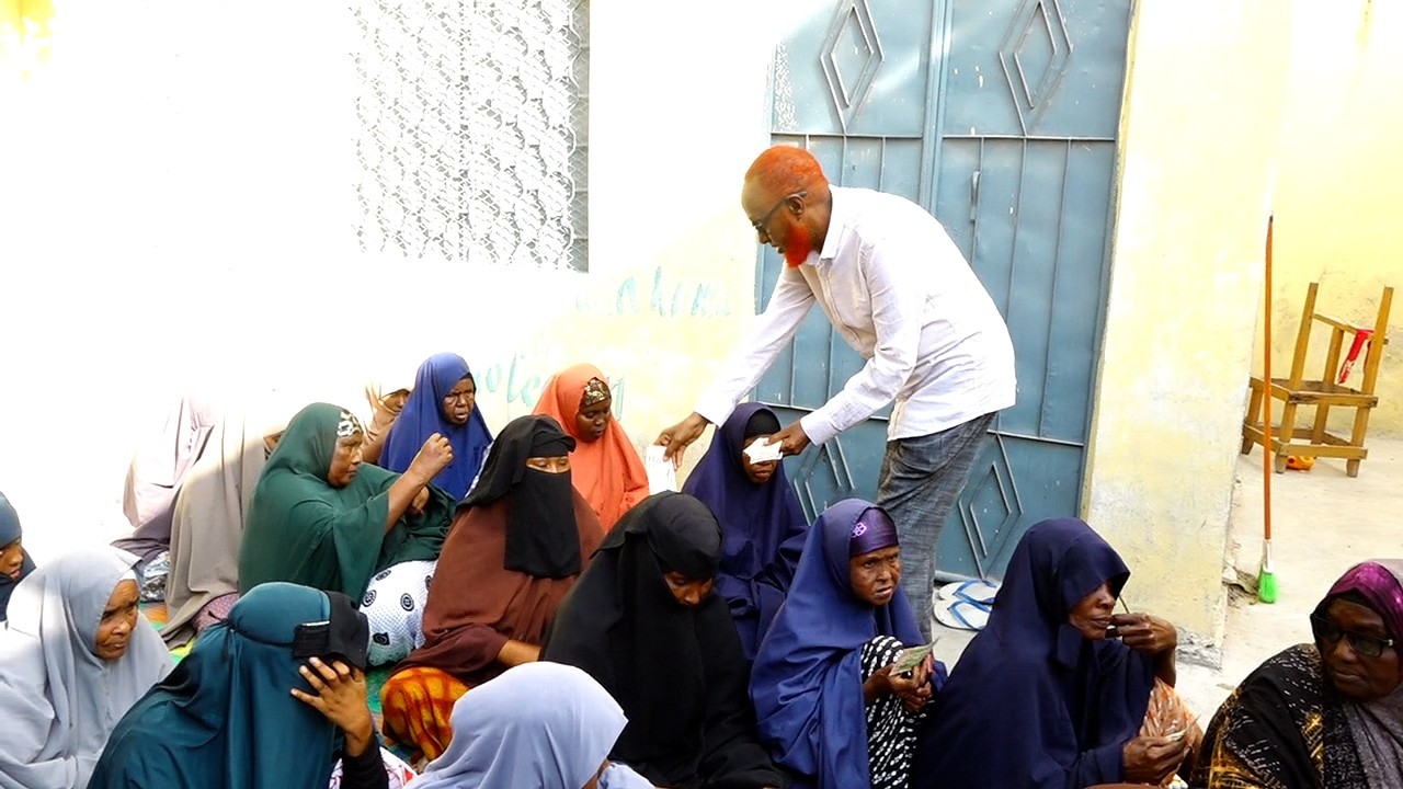 Hormuud Salaam Foundation oo deeq lacageed ku garab istaagtay haweenka danta yar ee gobolka Banaadir