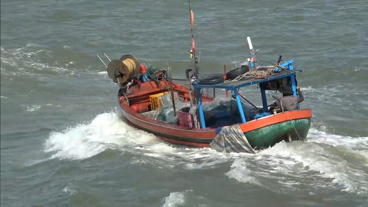 Scene of fishing boats hit by large waves at the mouth of central Vietnam 