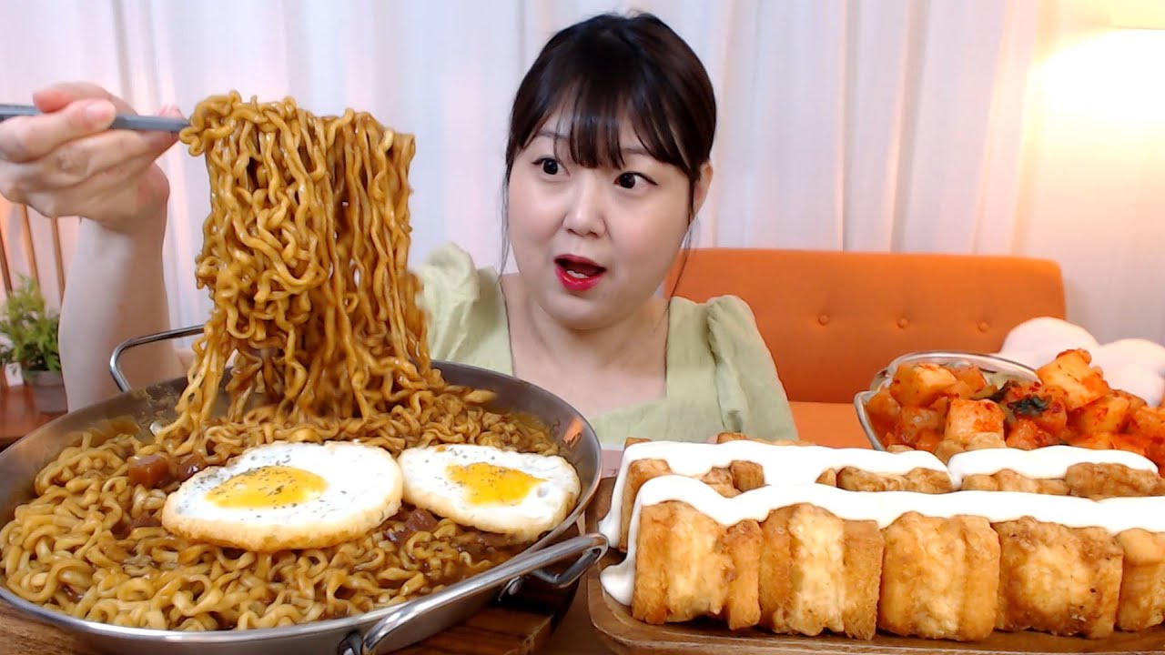 꾸덕꾸덕 틈새라면 매운카레면🔥 통통한 뚱보샤 갈릭딥핑소스 깍두기 먹방 Spicy Curry Noodles Fried Shrimp Sandwich Kimchi Mukbang