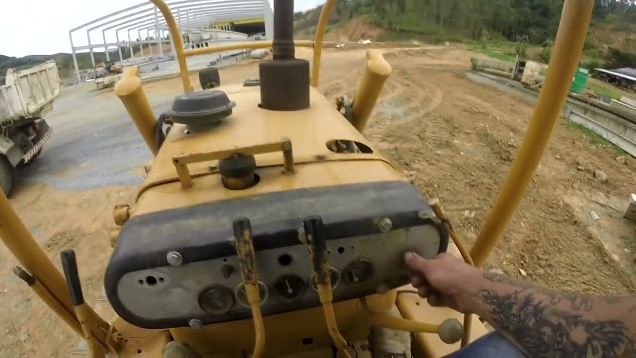 Ligando e carregando trator de esteira CAT D4D