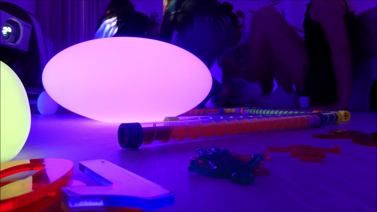 Multisensorialità: Gruppo di lavoro con oggetti fluorescenti