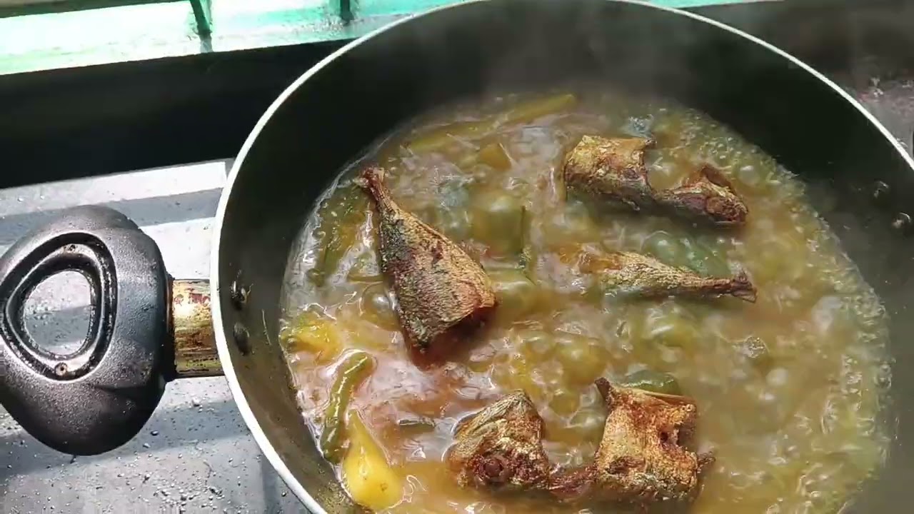বেগুন দিয়ে মাছের ঝোল সাথে সারা দিনের কাজ ।