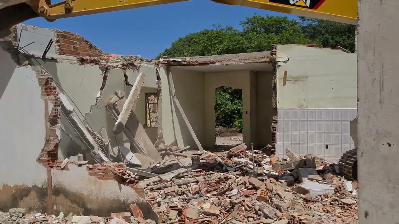 ESCAVADEIRA CAT 313D2GC DEMOLINDO CASA