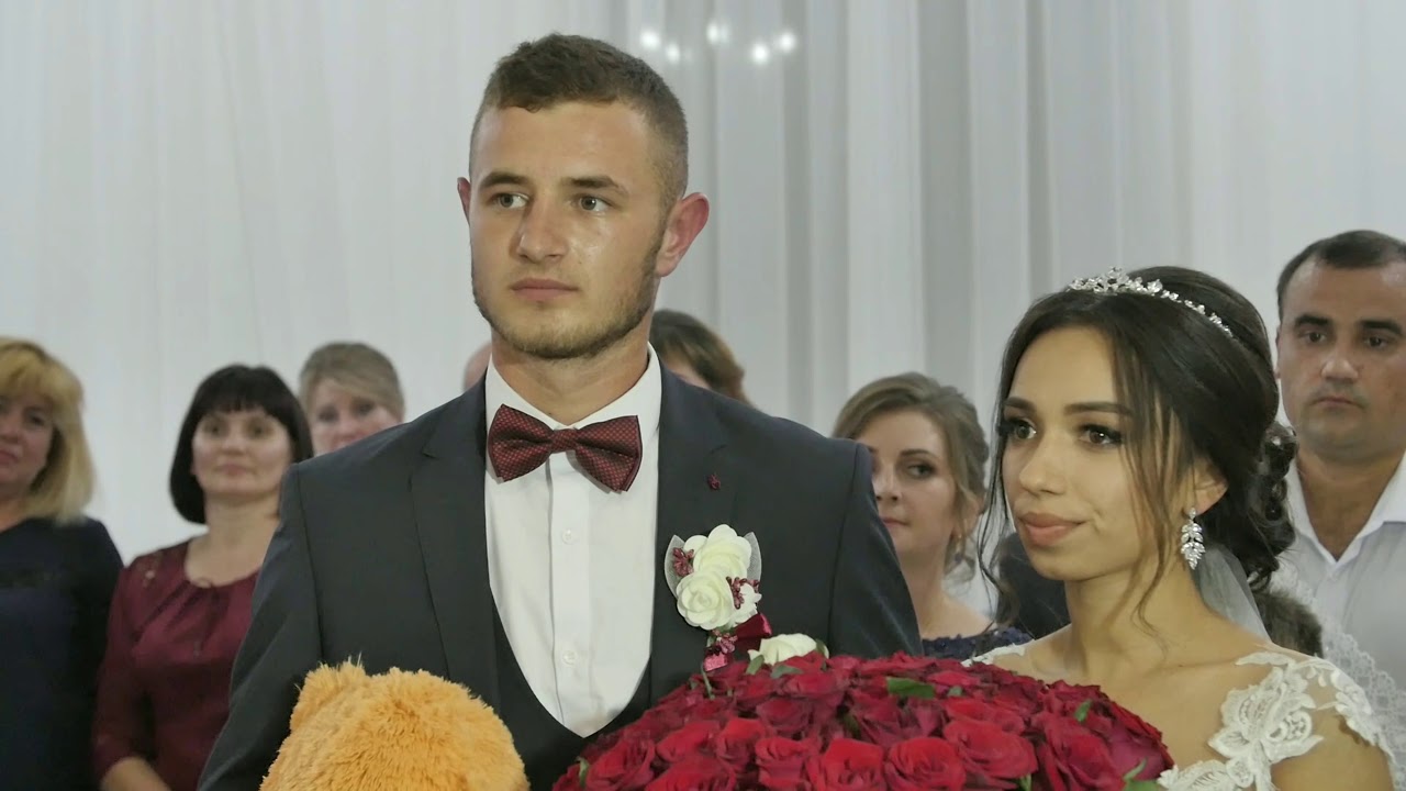 Surpriză la nunta fiicei, din partea mamei care este departe