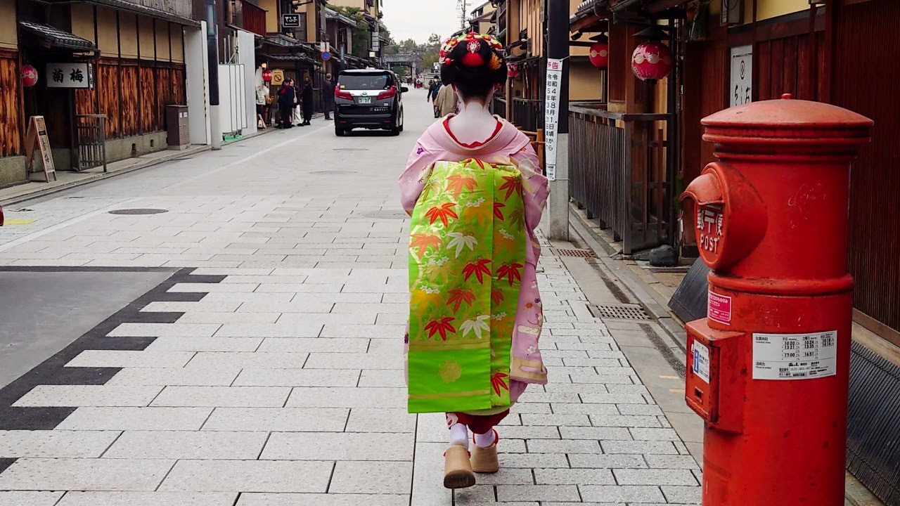 Kyoto was Otherworldly. Geisha Walk through Gion Hanamikoji | Amazing Beautiful Kimono and Obi
