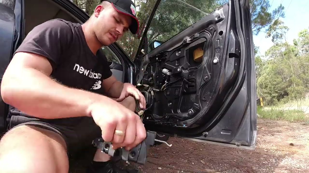 Как заменить привод механизма замка двери Mazda 3 2003-08