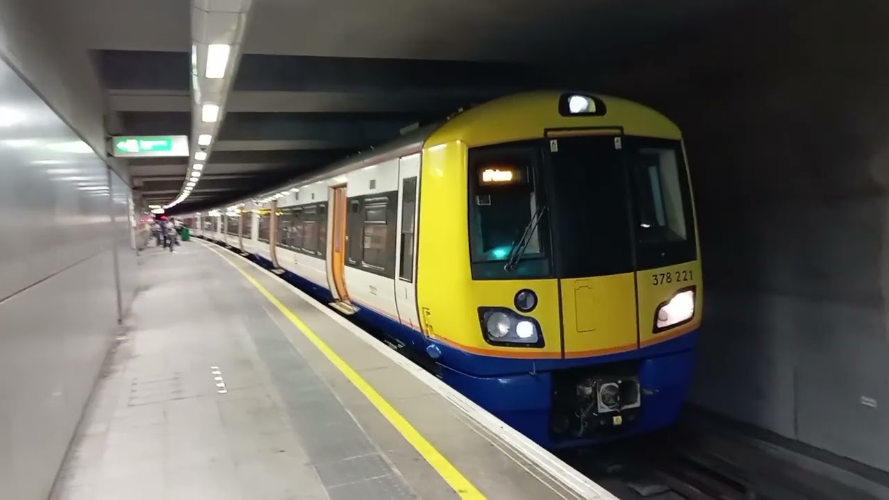London Overground: Trains at Dalston junction