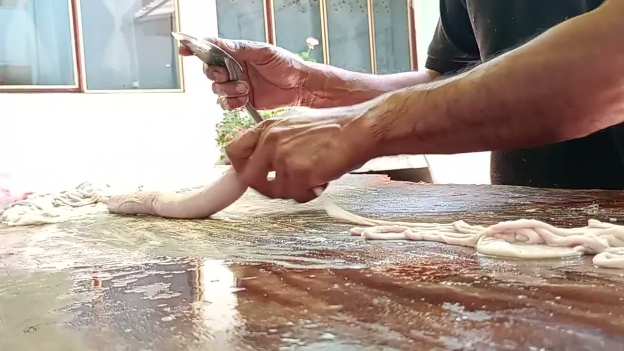 Raspando tripa de cerdo, para embutir la longaniza. #foryou #mexico #carne #viralvideo #vlog #cerdo 