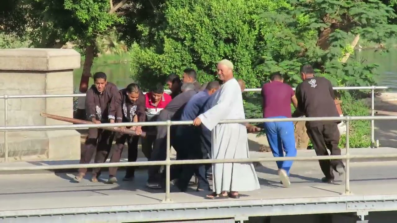 عبور هويس قناطر نجع حمادي القديمة وتحريك الكوبري يدويا