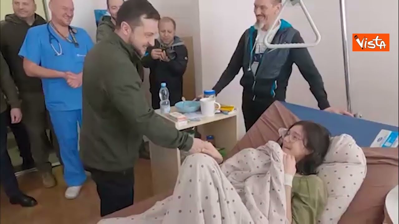 Zelensky visita i feriti di guerra in ospedale