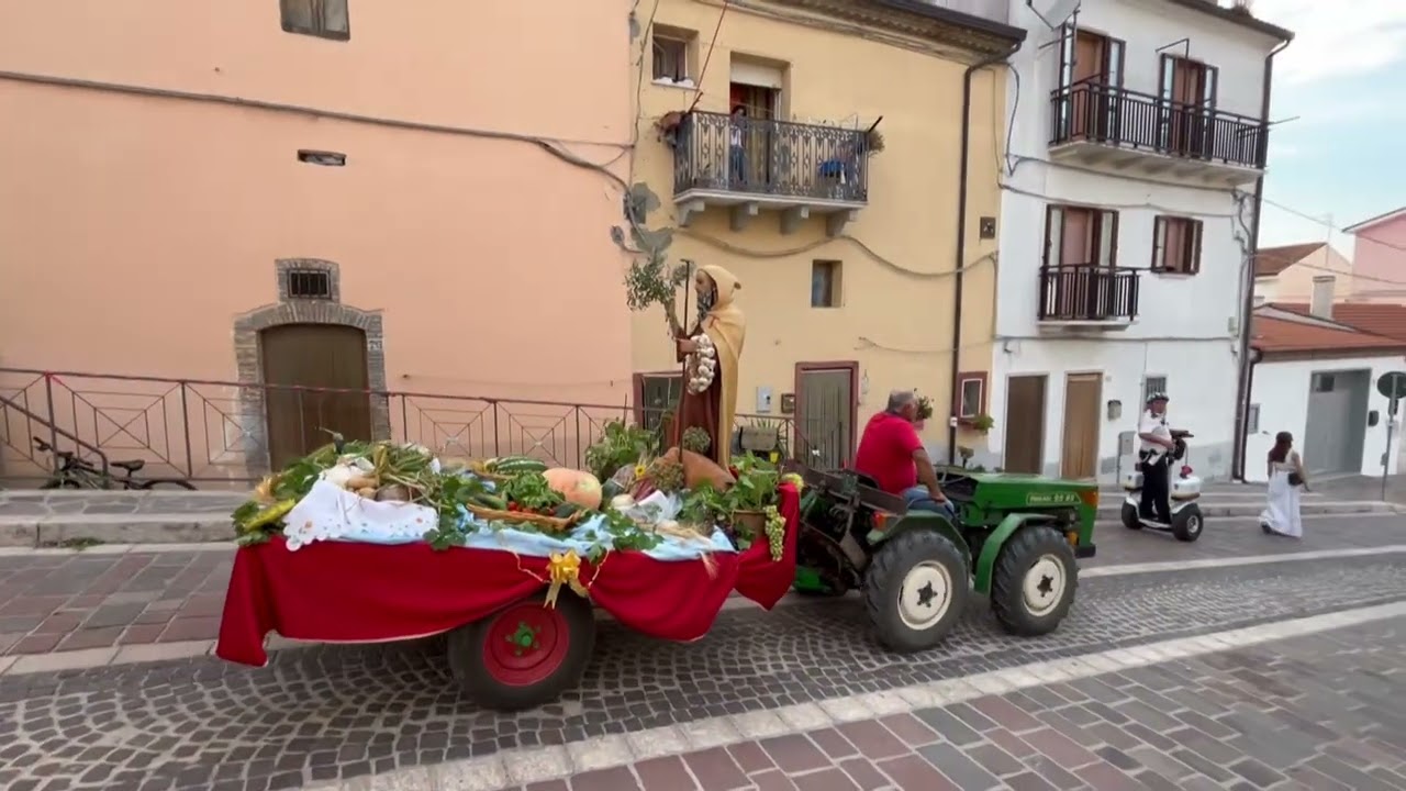 La grande parata dei trattori per la Festa degli agricoltori a Carlantino