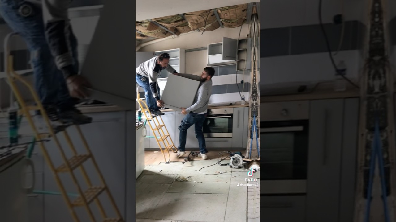 D&eacute;pose de la cuisine et du chauffe-eau #demolition #renovationinterieure #batiment #chantierencours