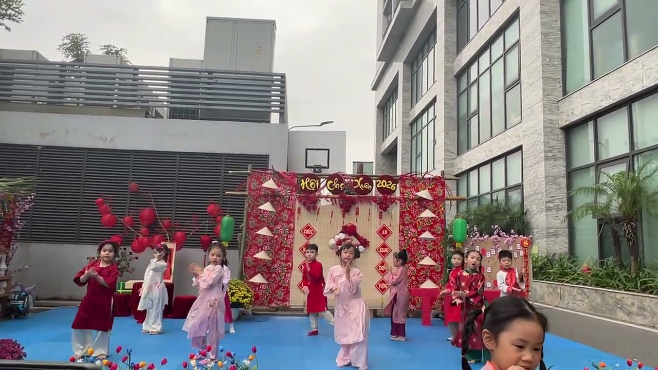Mickey múa bài năm mới