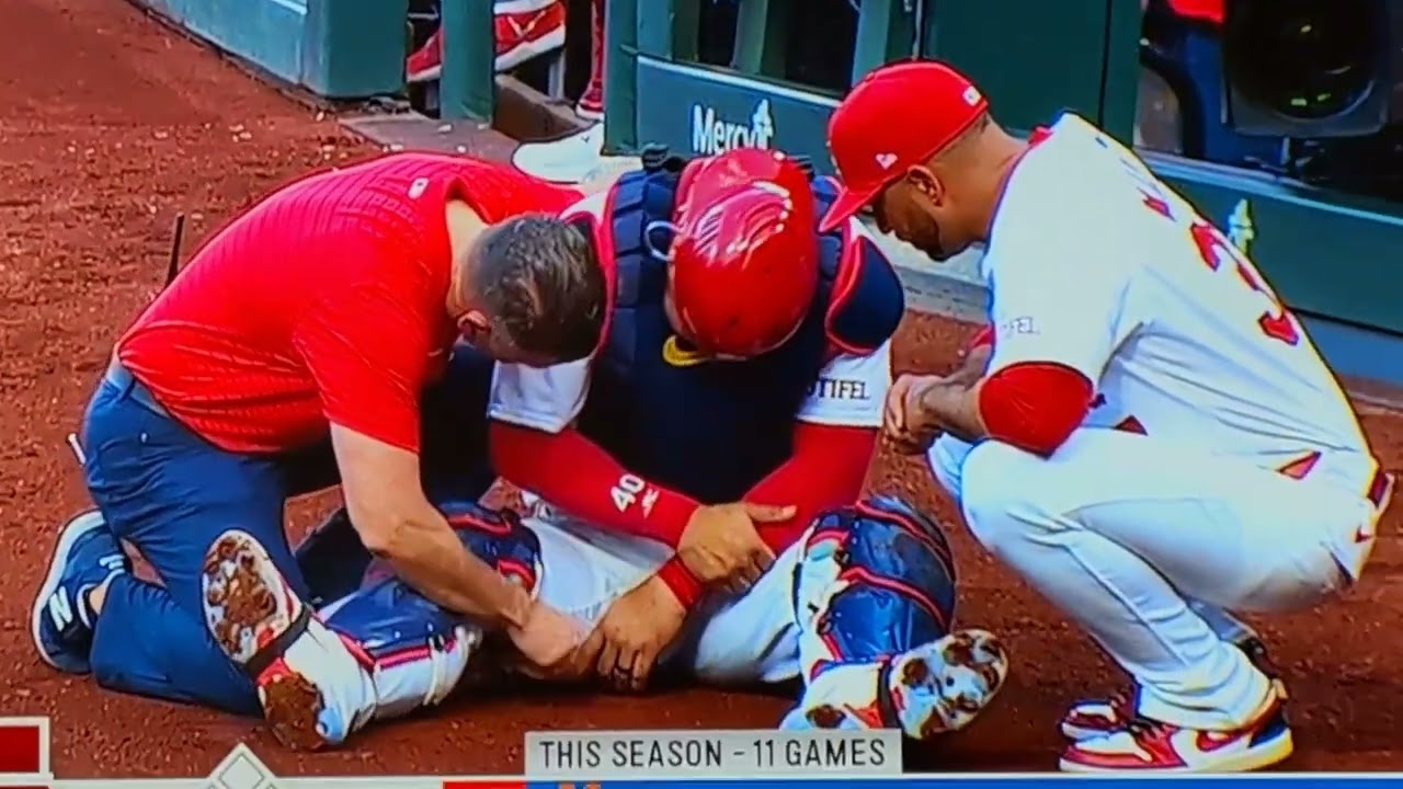 Willson Contreras Breaks Arm on Catcher's Interference