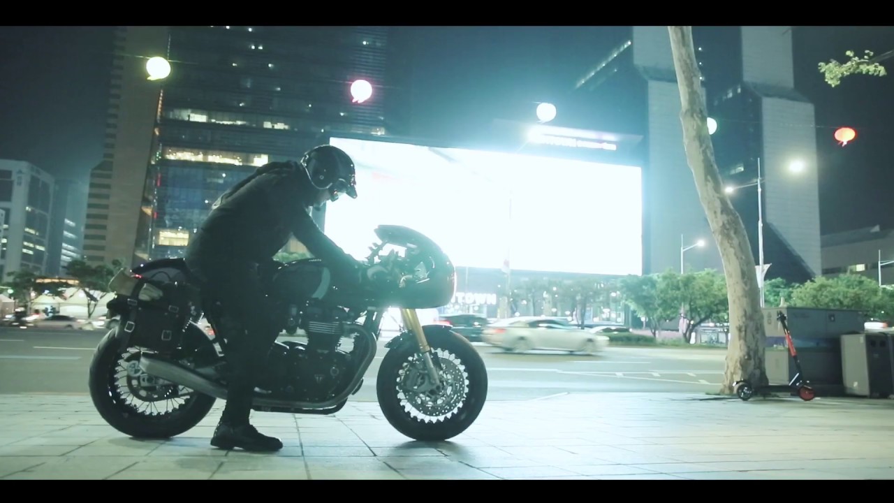 Triumph Thruxton R  - city night