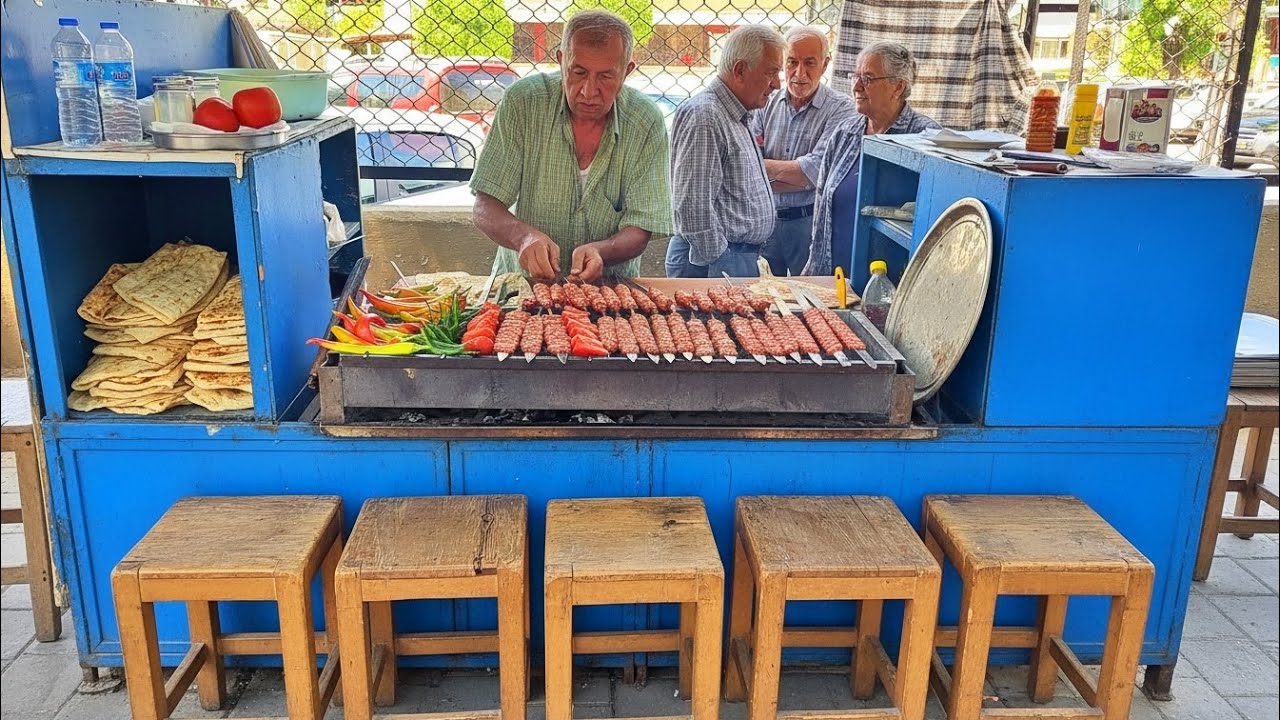 85-летний мастер-повар готовит самые вкусные кебабы в городе — подборка уличной еды