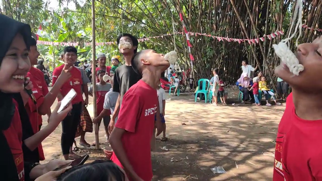 Melestarikan Kearifan Lokal - Lomba Makan Kerupuk 