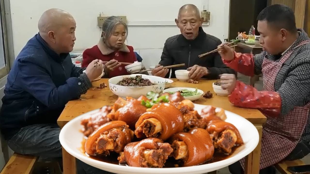 四哥家来朋友了，准备一盘红烧猪蹄，软烂脱骨，太下饭了！#农村生活#美食