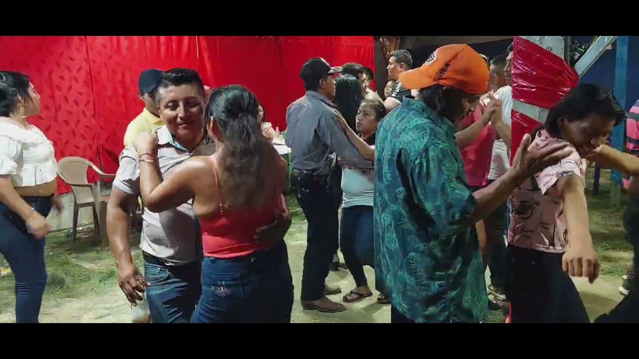 mira  como disfrutan  los amigos con una gallo  y la musica de la maimba sonora quetzal