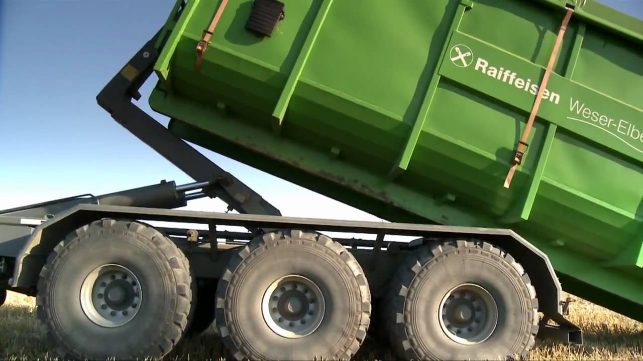 Krampe Hakenlift THL 23 bei der Getreide Ernte mit Claas Axion 820