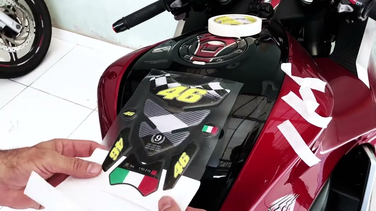 Como Aplicar Adesivo Protetor Tankpad Resinado no Tanque da Moto