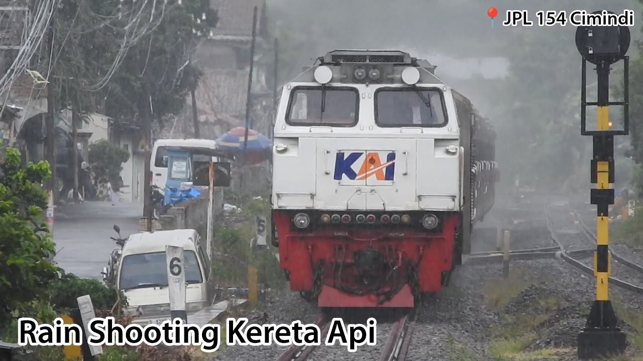 Rain Shooting Kereta Api Di Perlintasan Sekitar Stasiun Cimindi