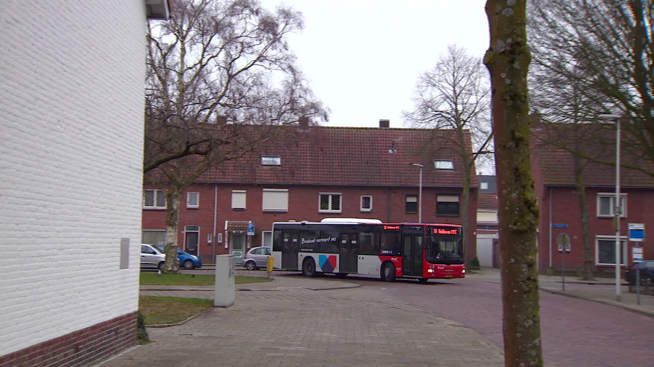 Buschauffeur krijgt in Eindhoven bijtende vloeistof over zich heen