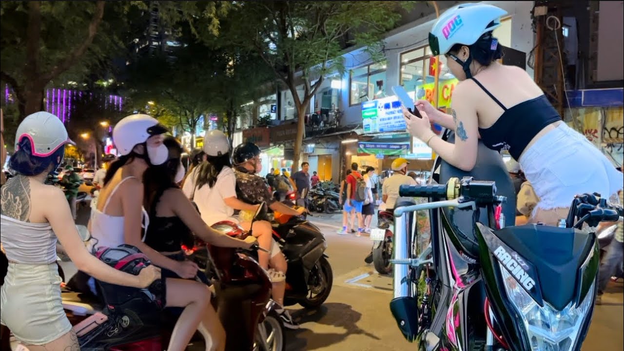 Nguyen Hue walking tour - Saigon Ho Chi Minh City nightlife