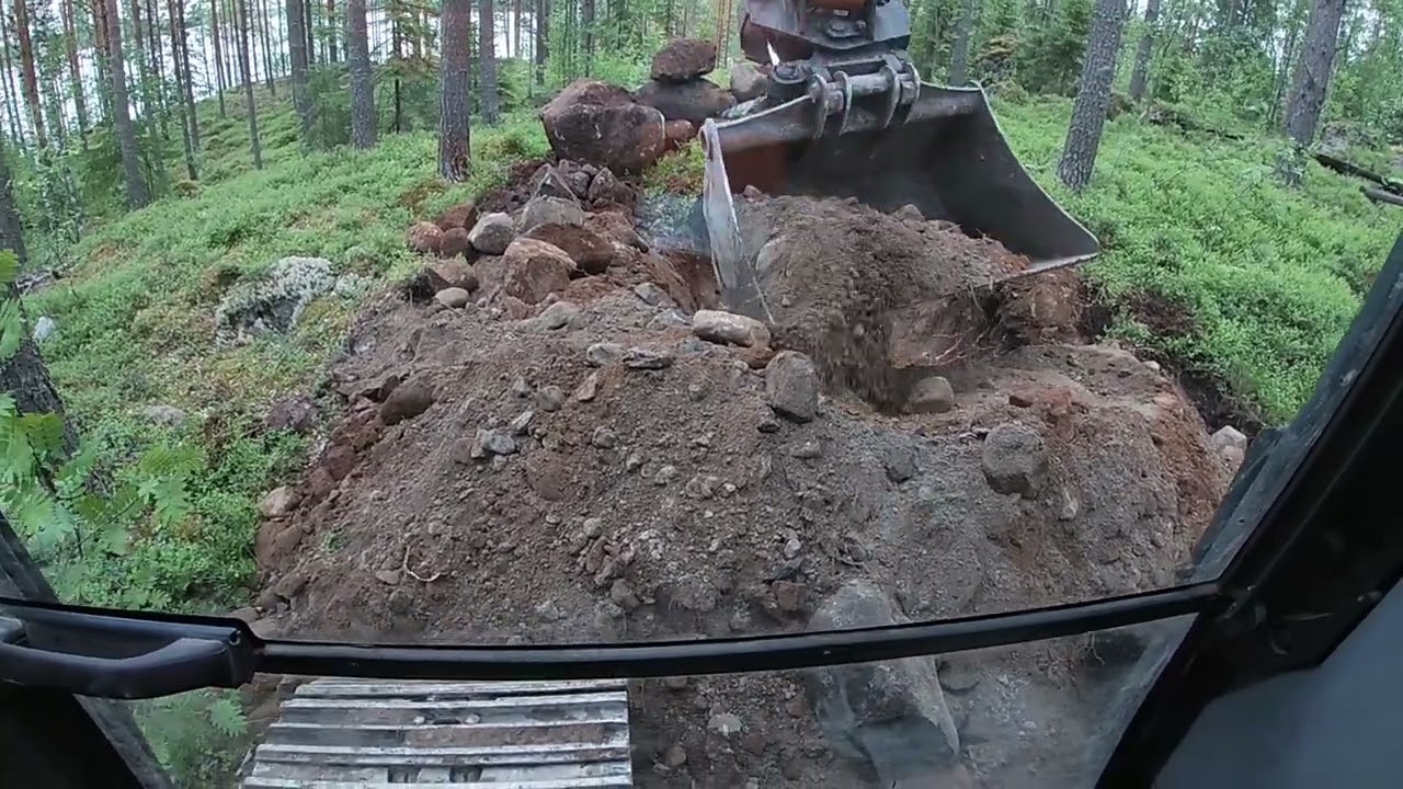 Tie väylä metsään. hitachi 130