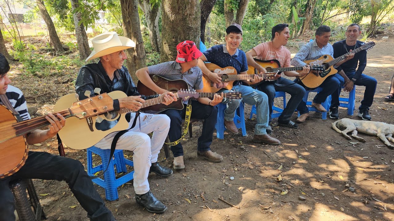 Solo musico pesado! se juntaron todos y cantamos a una sola voz🎶