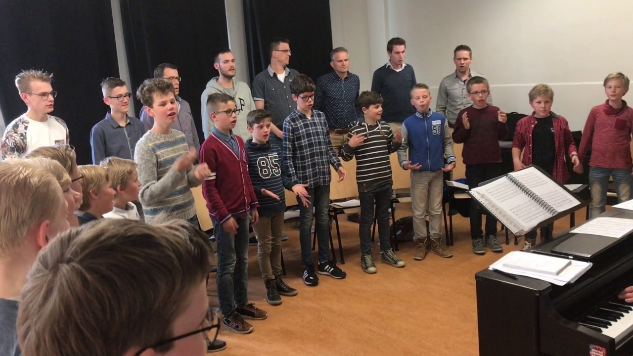 Jongens Gorcums koor zingen als lijsters
