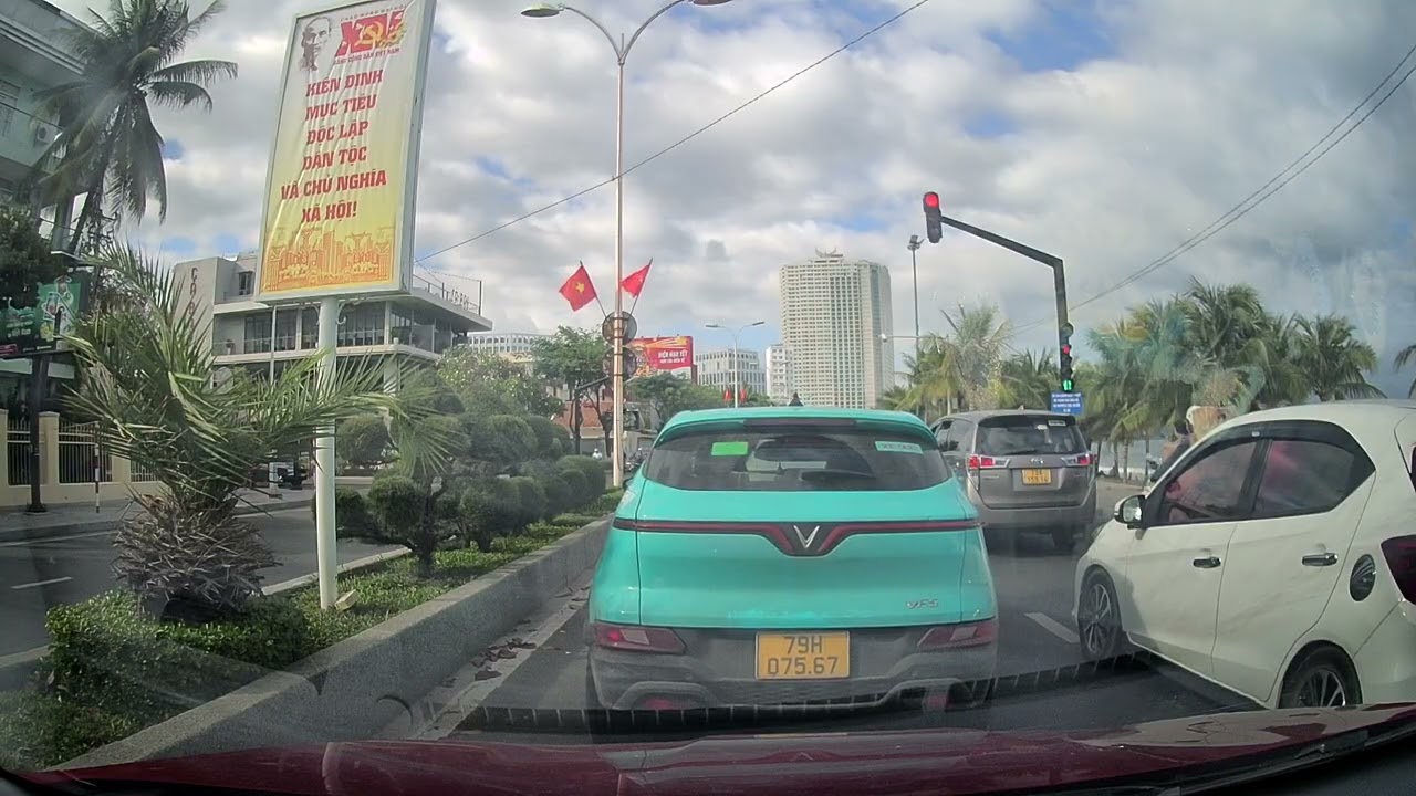 Đường Biển Nha Trang, đã được phân làn thêm cho Ô Tô , giảm bớt ùn tắc giao thông giờ cao điểm.