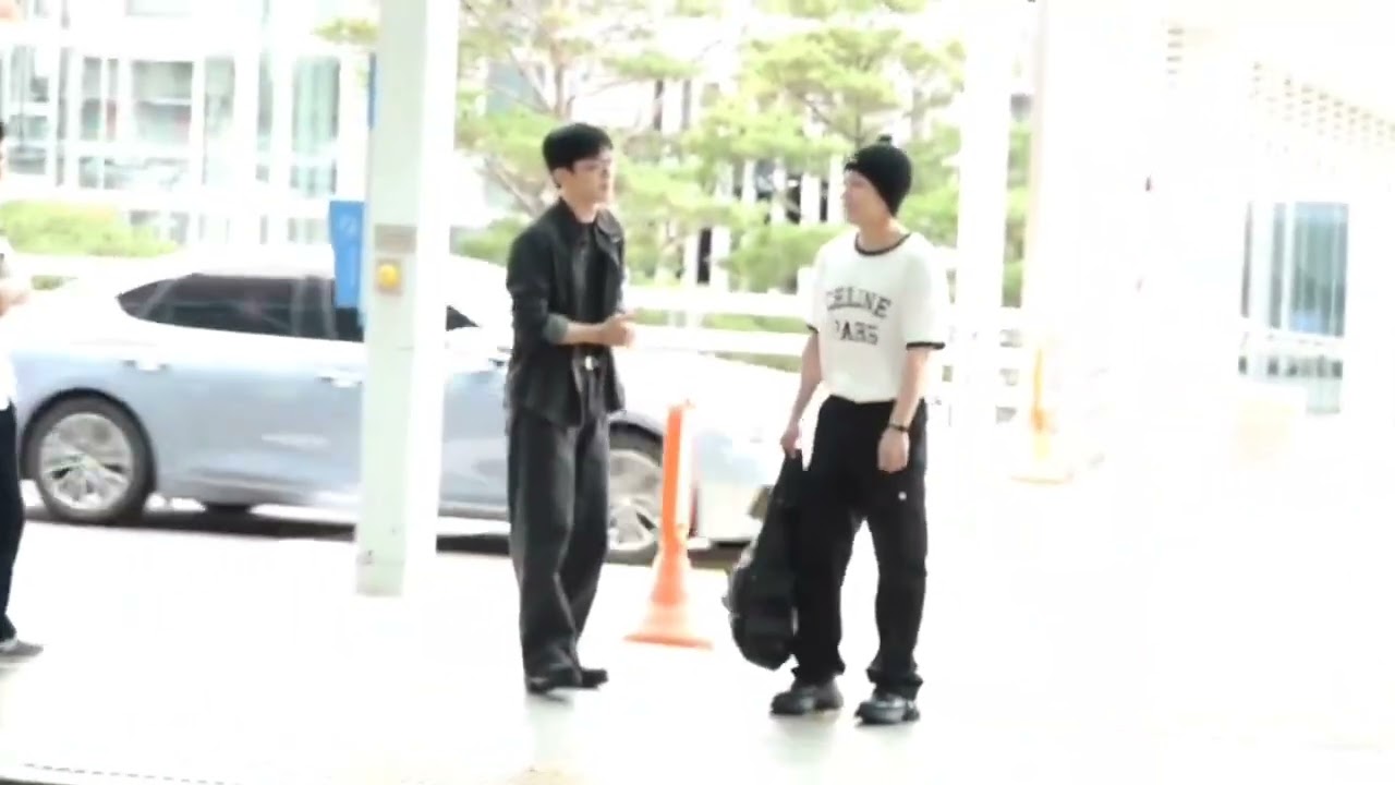 バス通る度に消えるEXOのチェンパパとシウミンさんまだ面白い