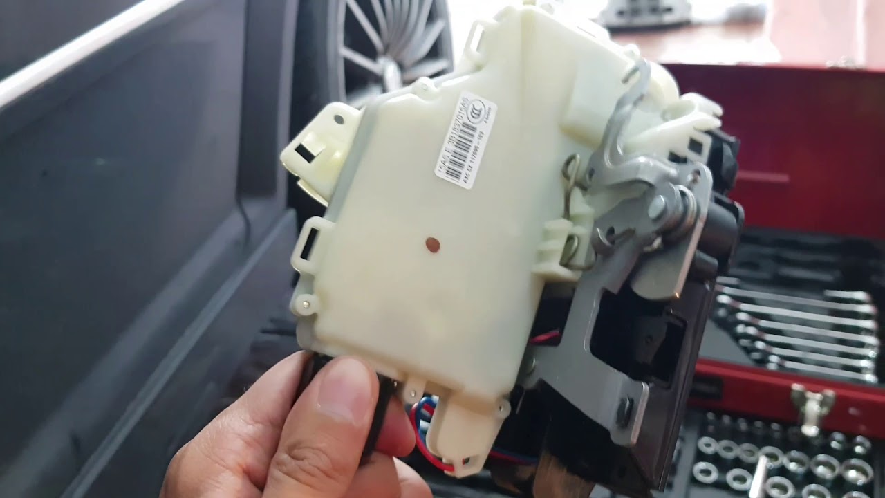 Colocación chapa Jetta A4 conservando soporte negro