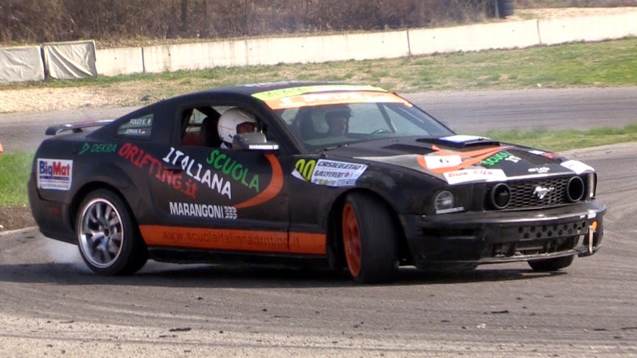 Ford Mustang GT Drifting & Insane Sound