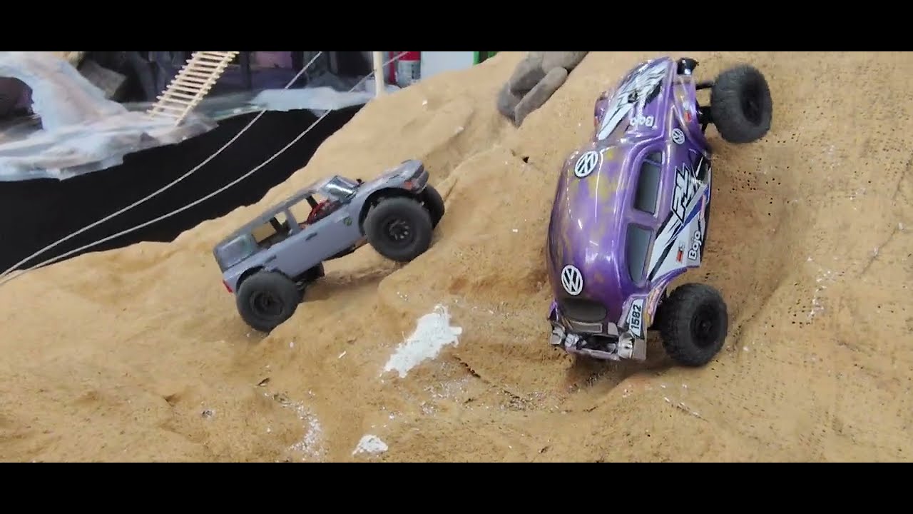 Axial SCX30 VW Baja Bug против полностью модифицированного MoFo RC Axial SCX30 Bronco!