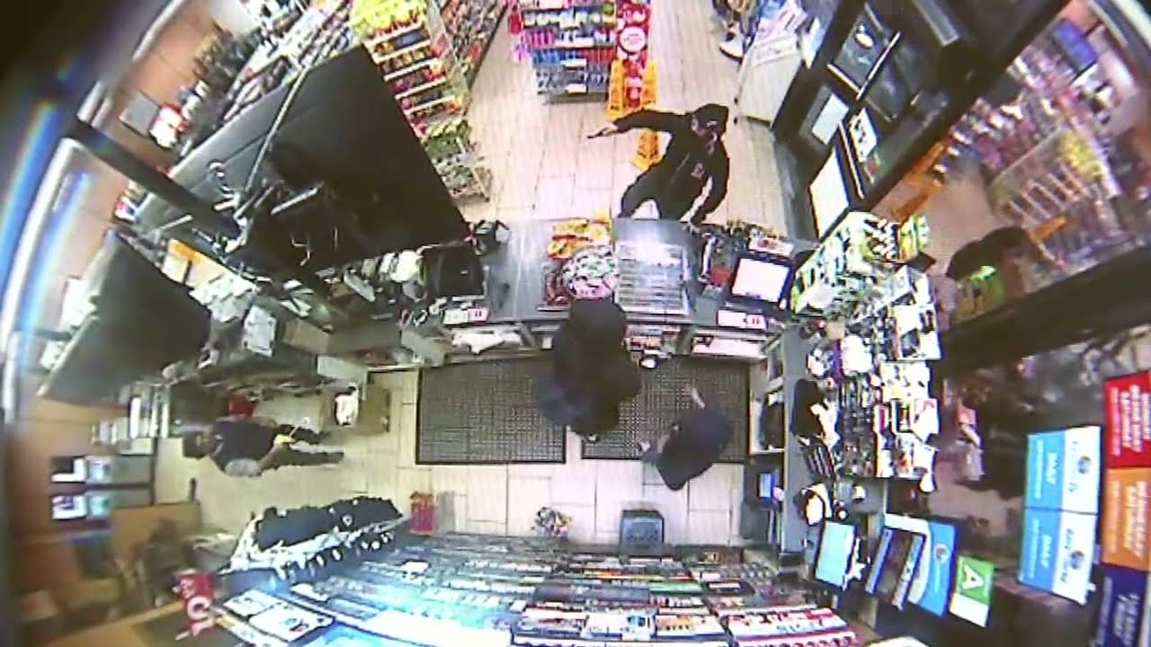 RAW: Sheriff's deputy walks into 7-Eleven during armed robbery in progress