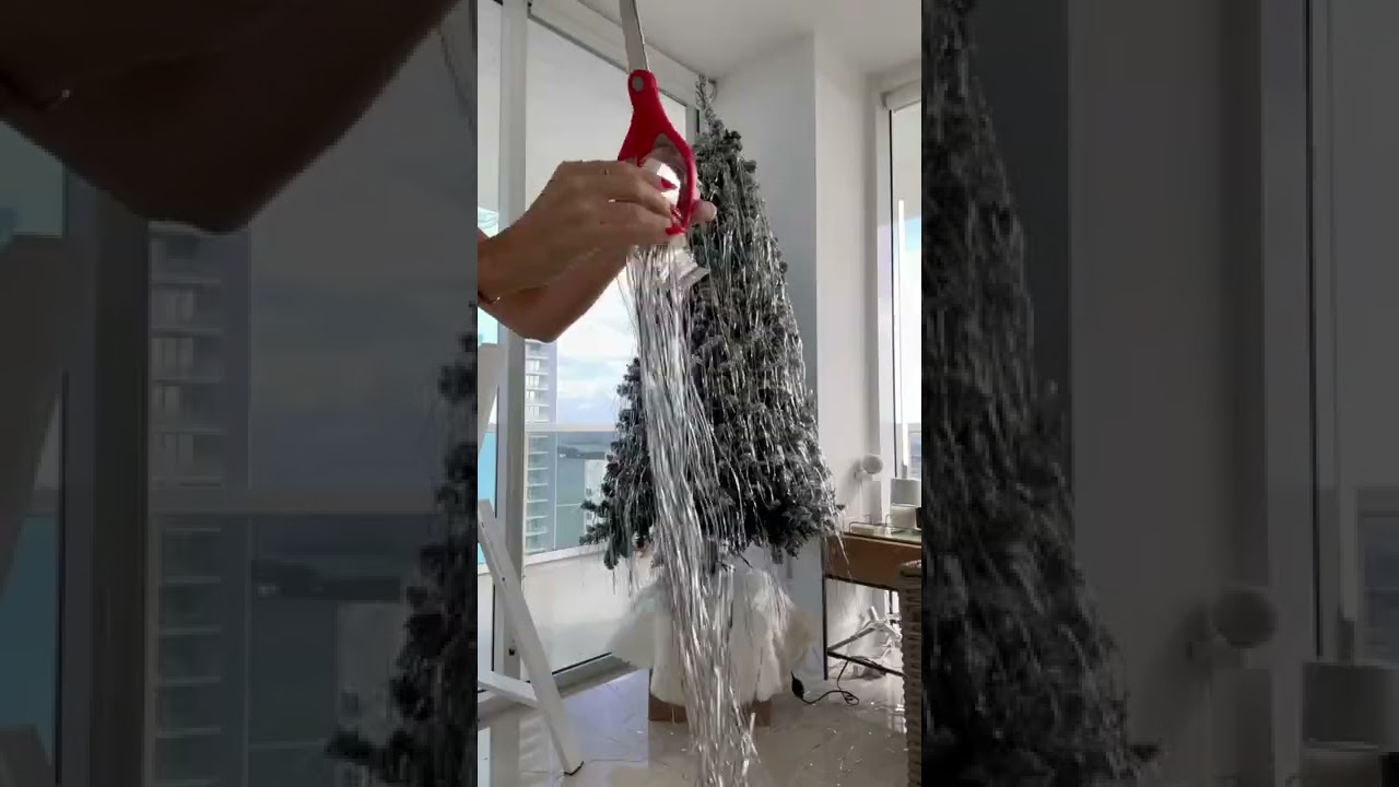 Let&rsquo;s set up the Christmas tree: how to decorate with 2500 strands of tinsel easily