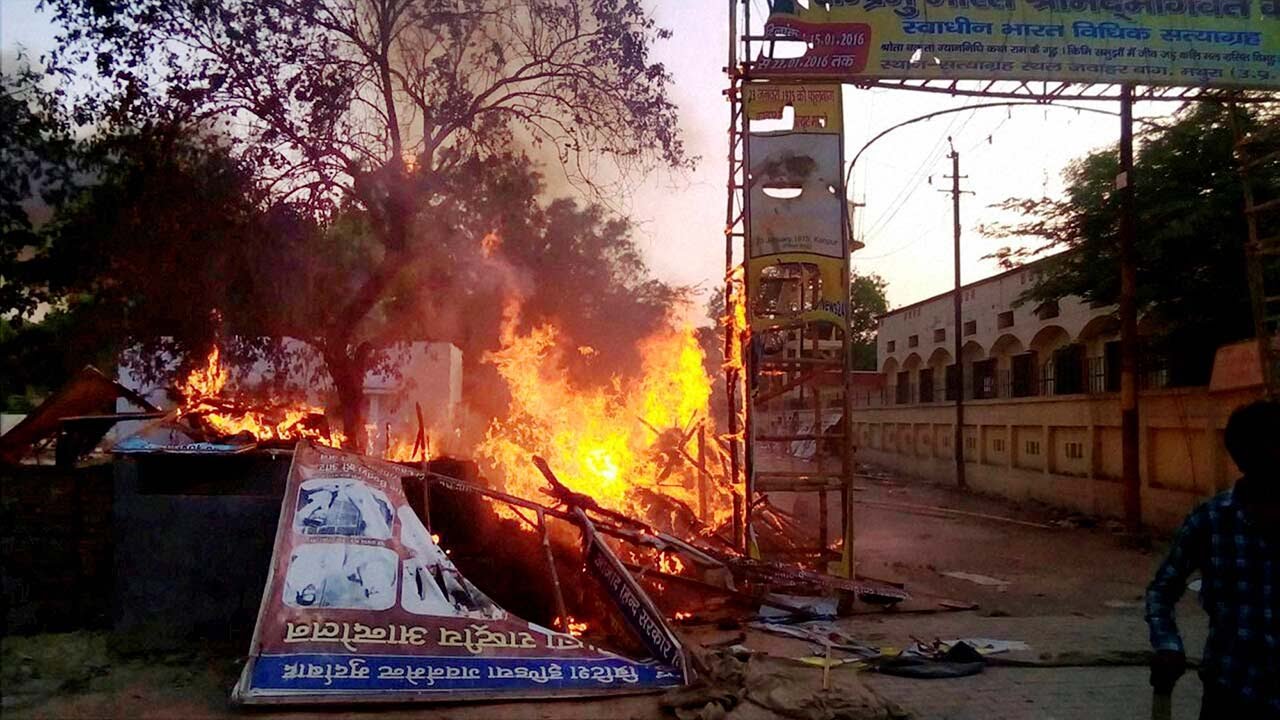 Mathura clash kills 21 including 2 cops during encroachment drive | Oneindia News
