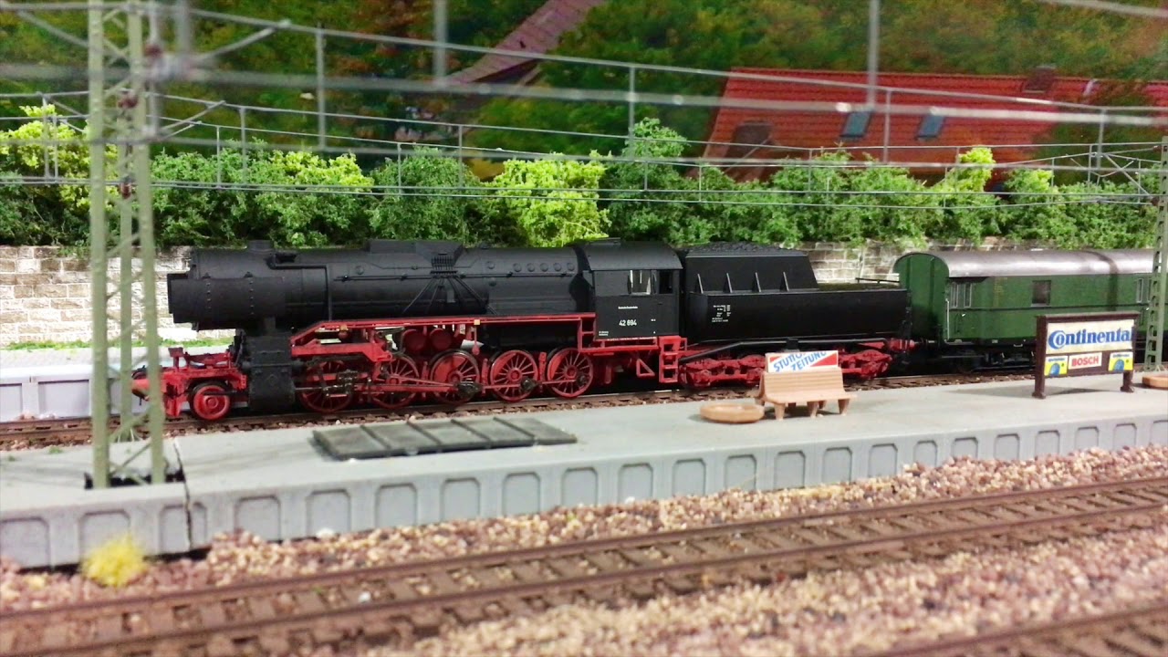 BR 42 mit Schürzenwagen in Engelhop